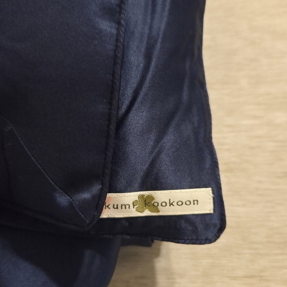 Kumi Kookoon Luxurious Silk and Cashmere Throw Blanket In Indigo - Picture 4 of 8